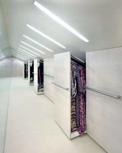 Oryginalna zabudowa pełniąca rolę garderoby, wykorzystująca skos pod dachem. Projekt studio Metropolis II. HOMEBOOK/METROPOLIS II Oryginalna zabudowa pełniąca rolę garderoby, wykorzystująca skos pod dachem. Projekt studio Metropolis II. HOMEBOOK/METROPOLIS II