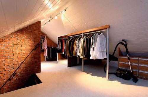 Garderoba zorganizowana na poddaszu. Istotnym elementem jest tu szyna z oświetleniem. Projekt Bemydesign zrealizowany dla programu Dekoratornia. HOMEBOOK/BEMYDESIGN Garderoba zorganizowana na poddaszu. Istotnym elementem jest tu szyna z oświetleniem. Projekt Bemydesign zrealizowany dla programu Dekoratornia. HOMEBOOK/BEMYDESIGN