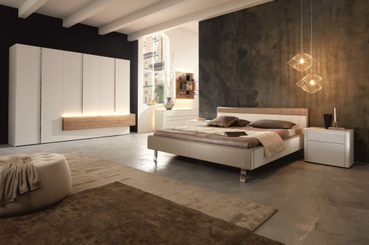 Elegancka sypialnia Gentis wyposażona w garderobę, łóżko oraz szafki i komodę