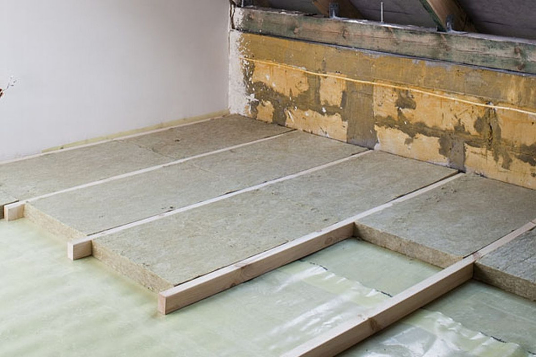 Jak ocieplić strop żelbetowy budynku gospodarczego przystosowanego do celów mieszkalnych?