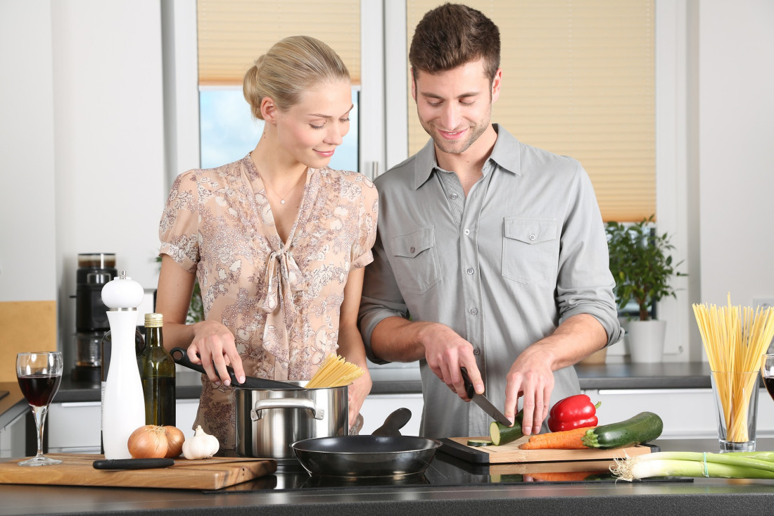 Jakie są niezbędne przybory do zachowania czystości w kuchni?