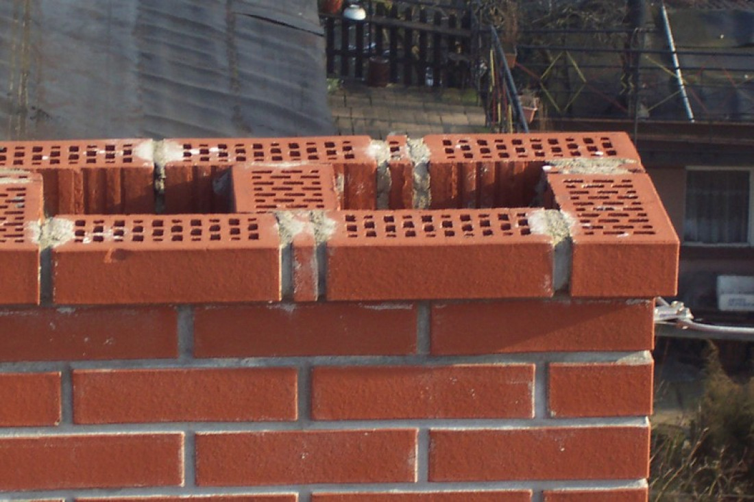 Czy wystającą ponad dach część komina można wykonać z klinkierowej cegły dziurawki?