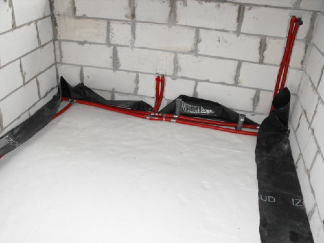 Jak prawidłowo powinny być ułożone rury instalacji grzewczej i ciepłej wody w podłodze na gruncie?