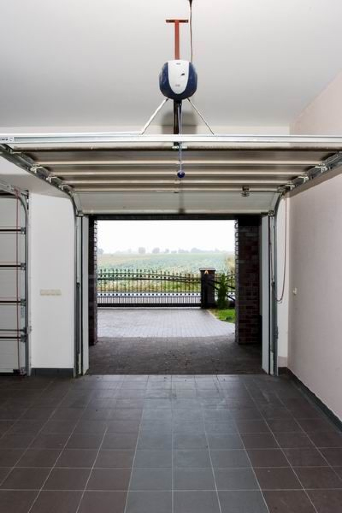 Czy automatyka bramy pomaga zabezpieczyć garaż?