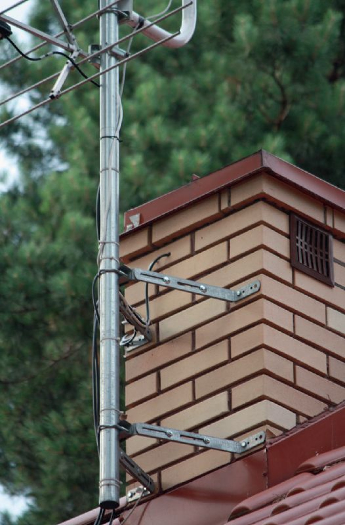 Jak poprowadzić przewody antenowe i czy bliskość komina nie będzie szkodzić antenie?