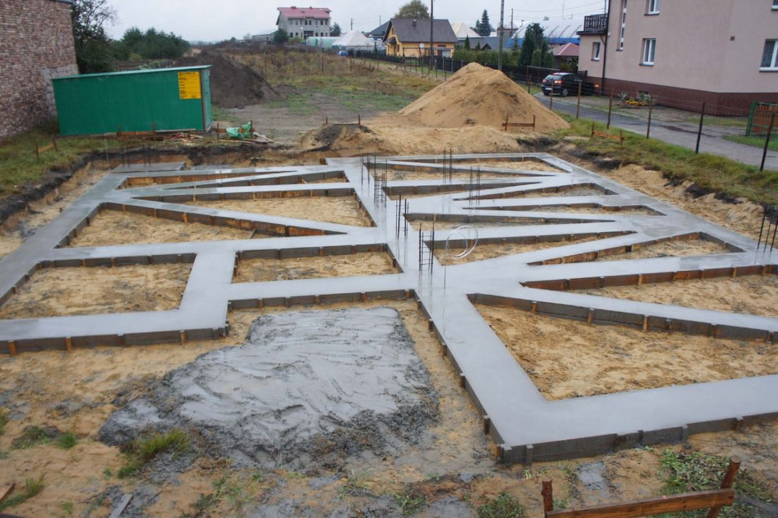 Jak należy pielęgnować beton ław fundamentowych?