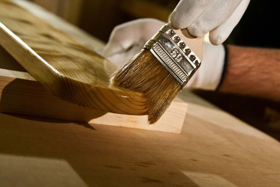 Jaki preparat dobrać do zabezpieczania drewna na zewnątrz i wewnątrz domu?