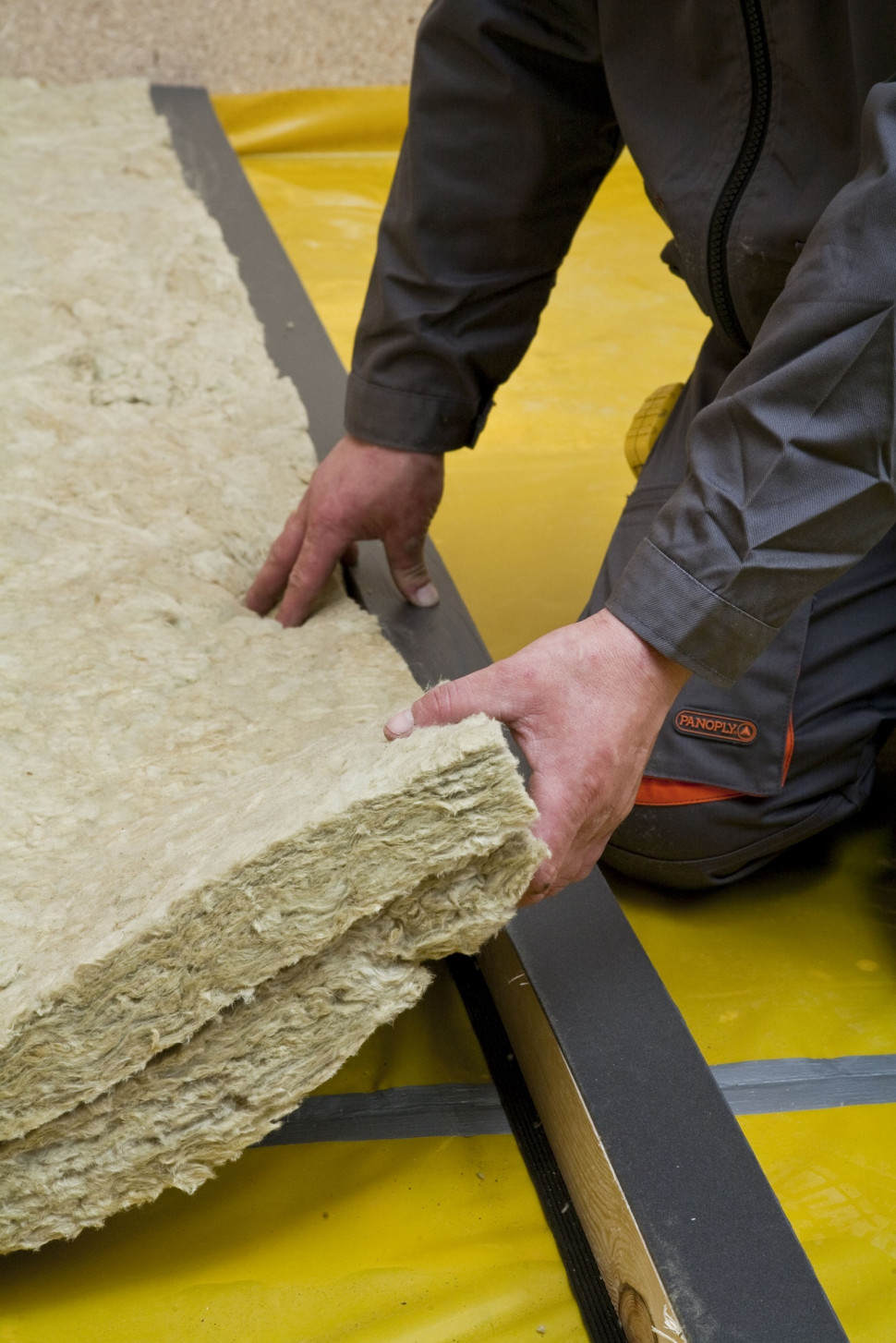 Układanie wełny mineralnej między legarami
