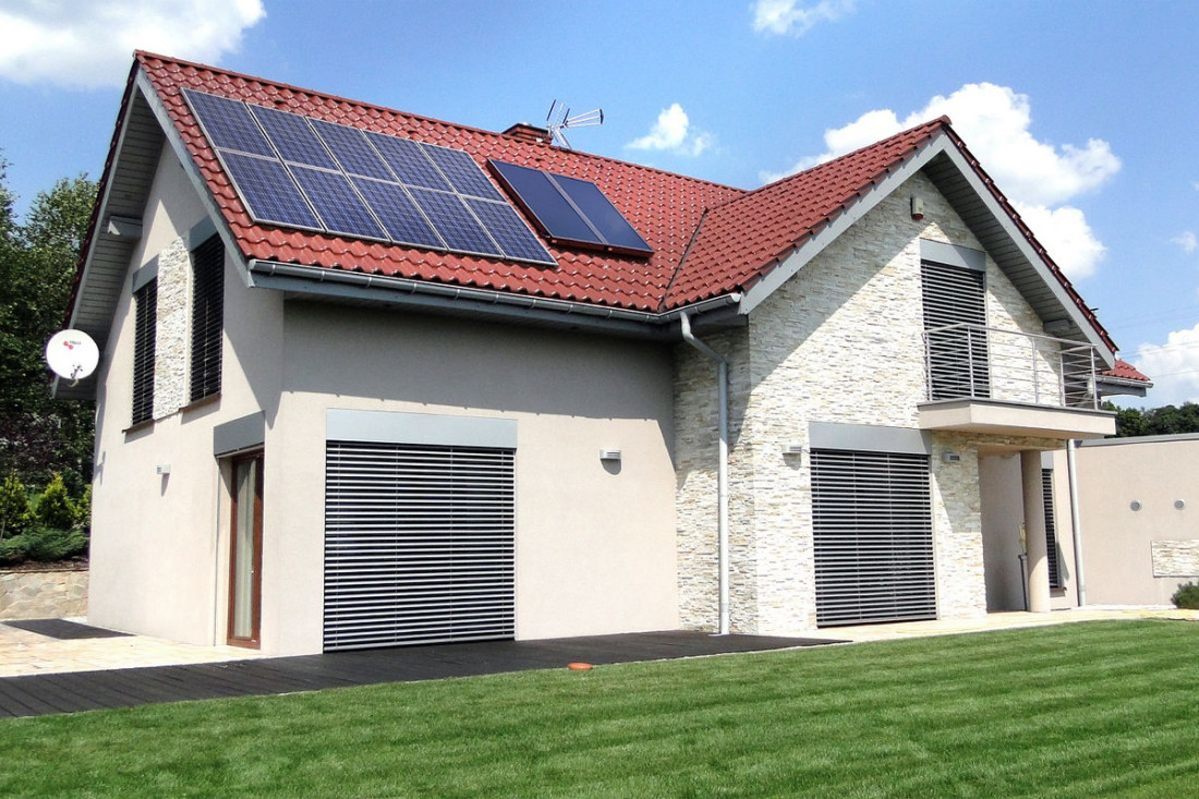 Zalety, wady i koszty instalacji kolektorów słonecznych i paneli fotowoltaicznych