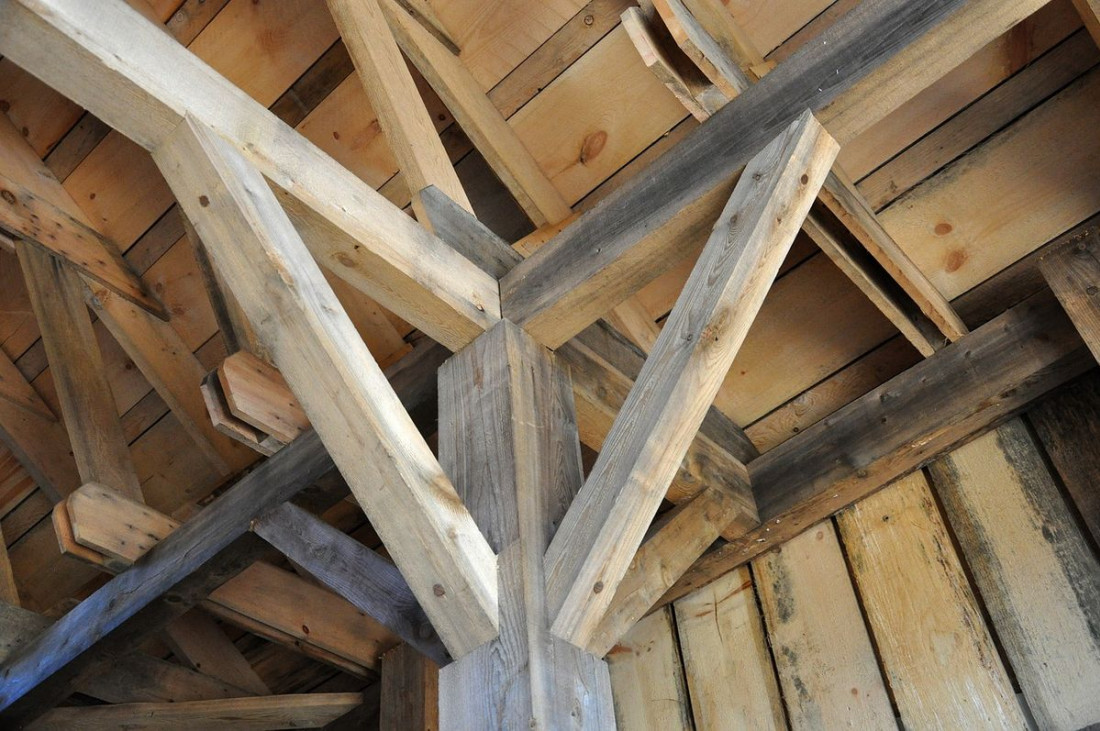 Jak kupować drewno na konstrukcję dachową?