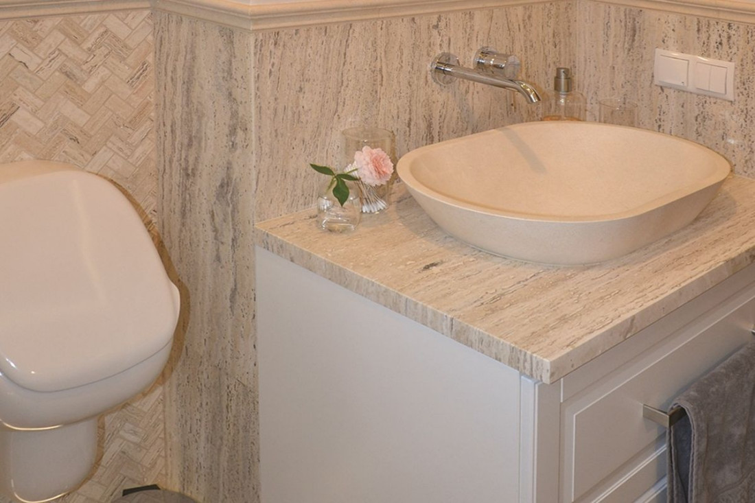 Remont łazienki z pisuarem i kamienną umywalką