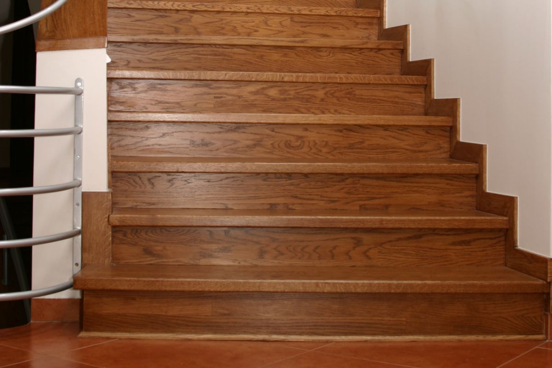 Kiedy wykonać schody betonowe, a może warto zastosować schody drewniane?