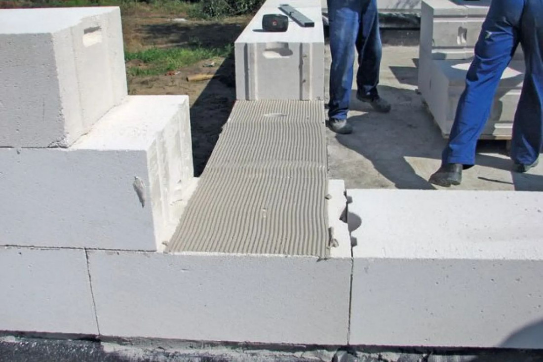 Czy warto stosować zaprawę klejową zamiast cementowo-wapiennej?