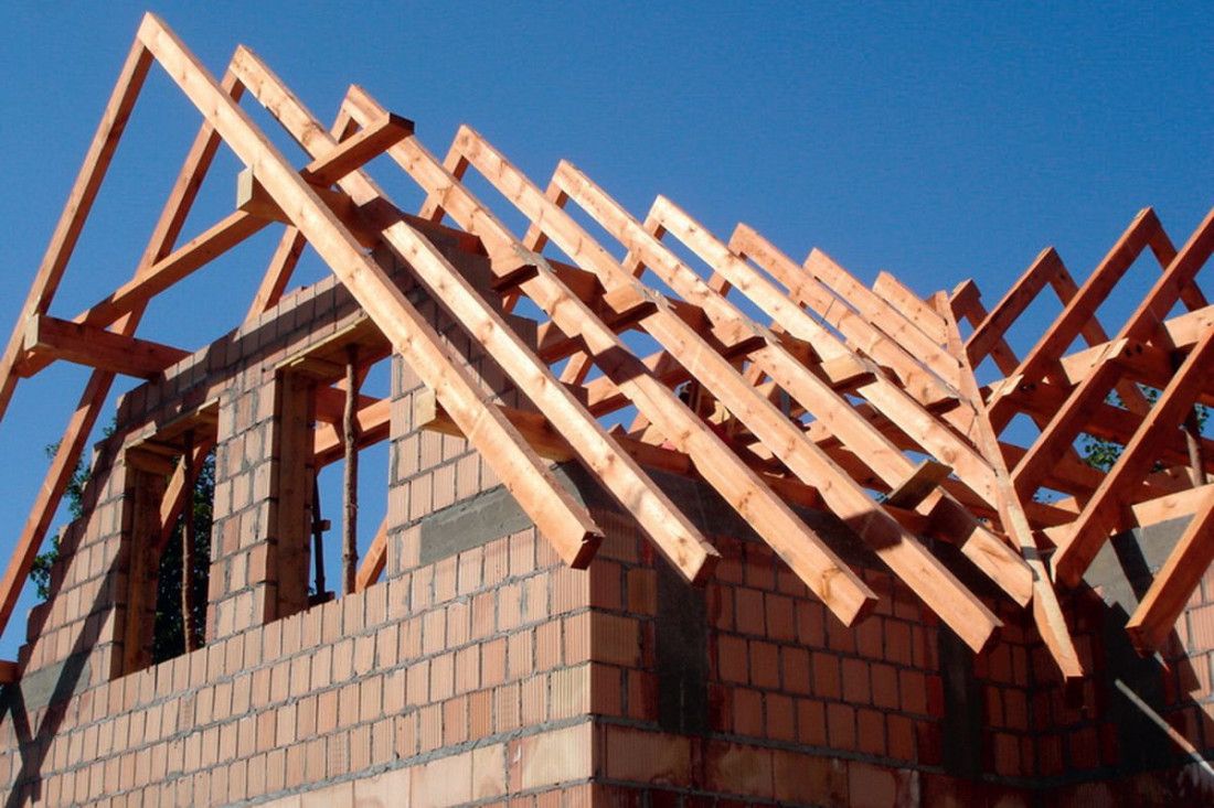 Rozmowy o konstrukcji dachu: dach płaski czy spadzisty?