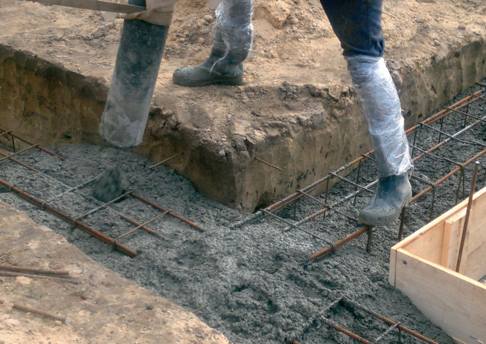 Większość inwestorów w naszym kraju wybiera tradycyjne fundamenty Mają one postać poziomych belek wykonanych z żelbetu
